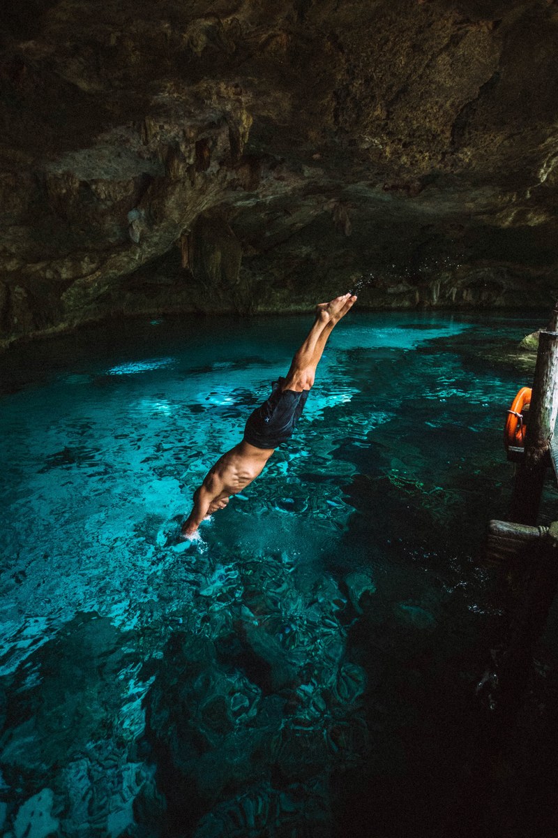 diving into the cenote 4k