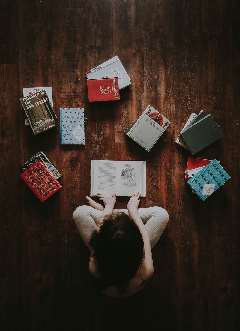 child reading books 4k