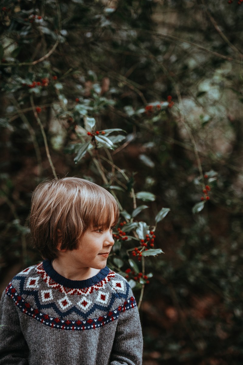 child with holly 4k