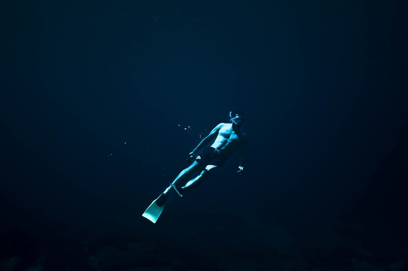 underwater view of a man snorkeling in lembongan island, _deep blue 4k