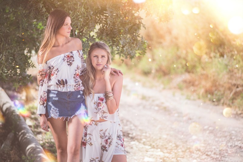 woman in floral festival outfits in a sunny desert, floral festival outfits 4k