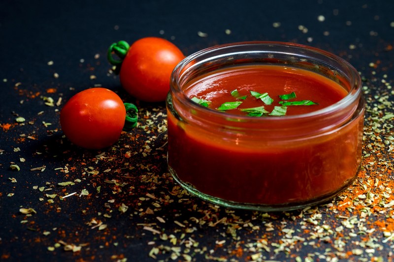 bowl of fresh tomato sauce with basil and herbs, fresh tomato sauce 4k