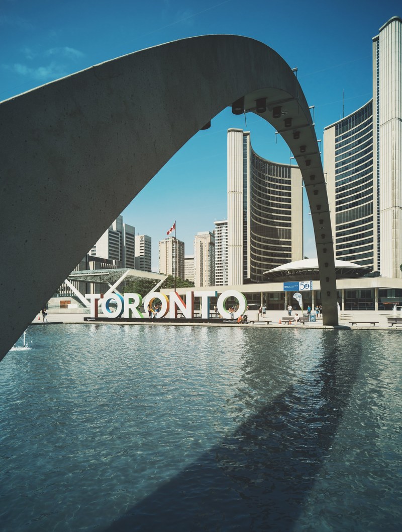 an arch over a fountain in an urban plaza in toronto, arch in a toronto plaza 4k