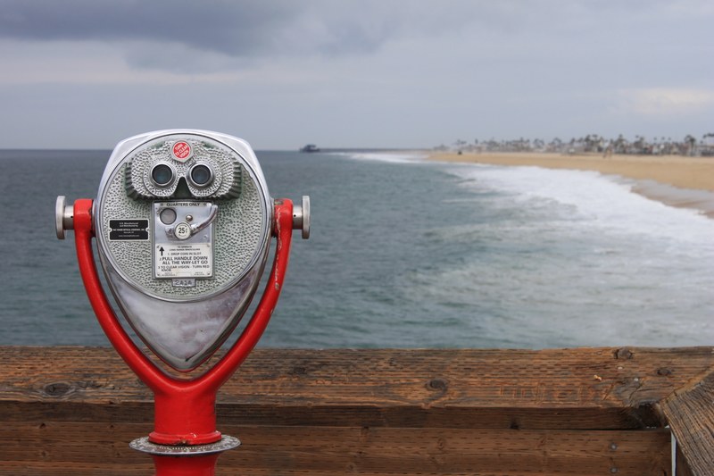 coin operated tower viewer at the pier overlooking sand beach coastline at balboa beach, tower viewer on a pier 4k