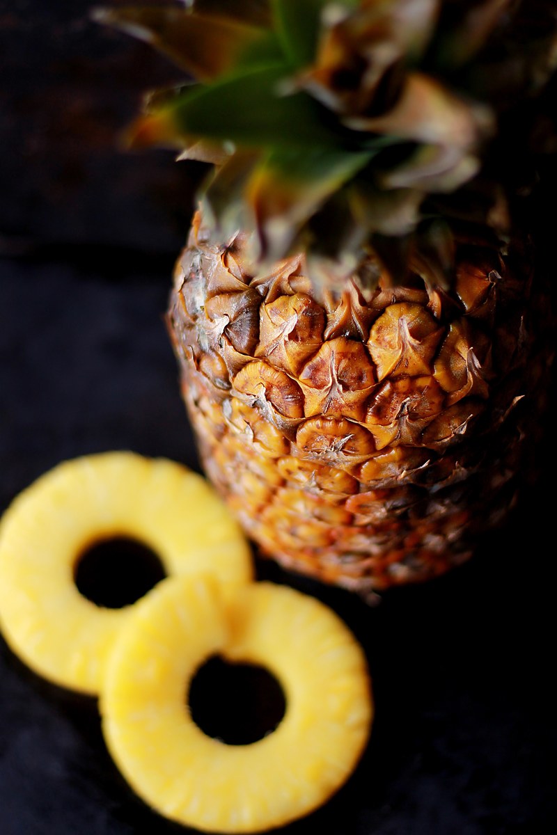 a whole pineapple with two ring slices, _sliced pineapple 4k