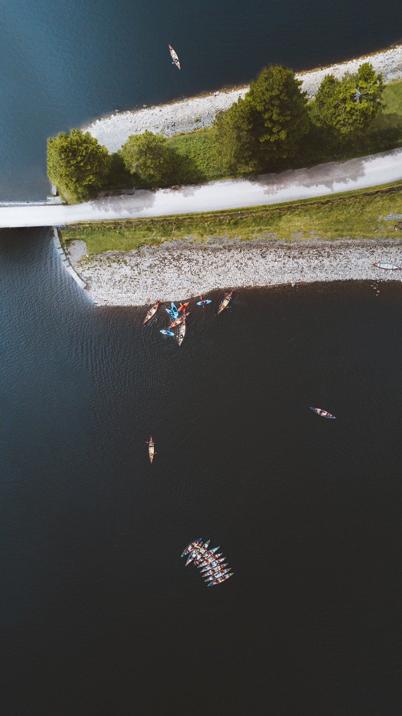 17 canoes 5 kayaks 4k