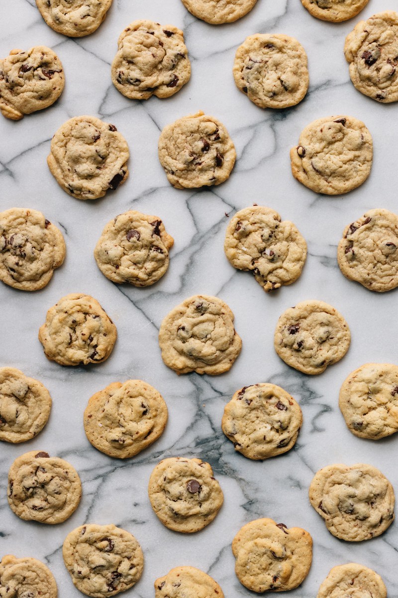 dozens of freshly baked chocolate chip cookies cooling, chocolate chip cookies 4k