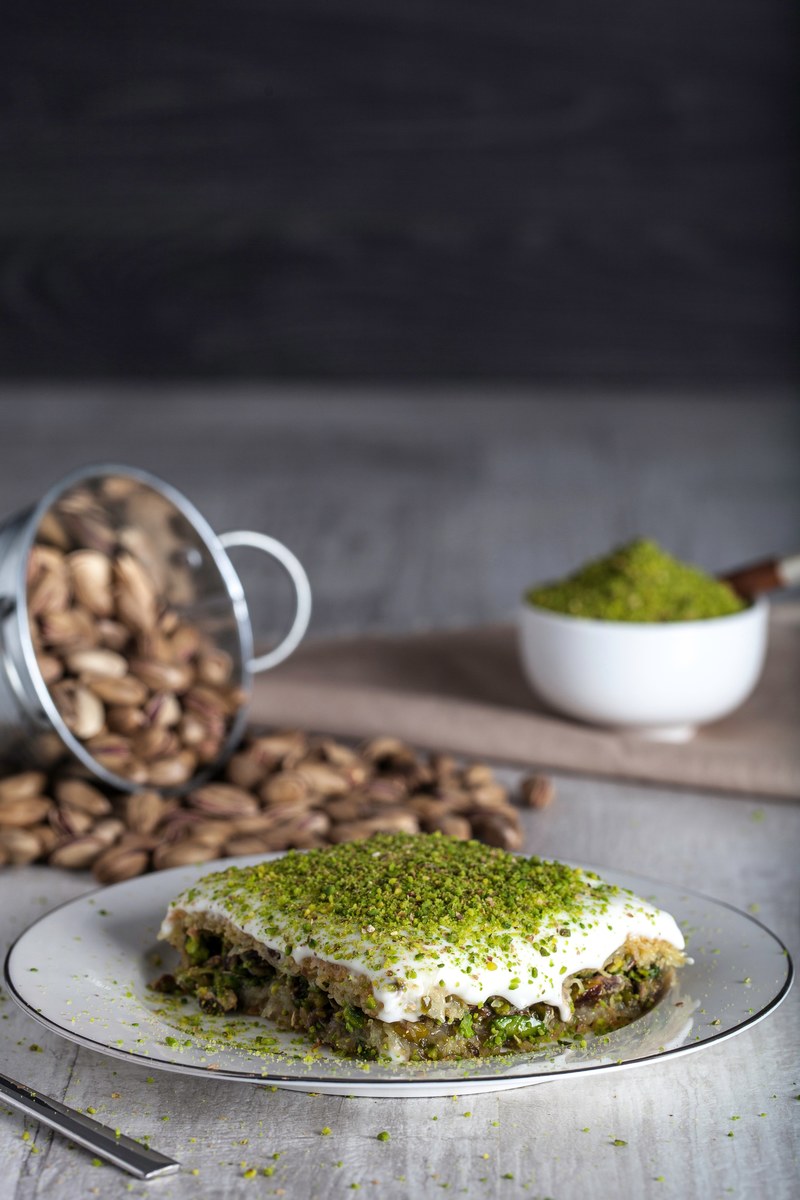 pistachio pastry on a plate for dessert, pistachio kadayif 4k