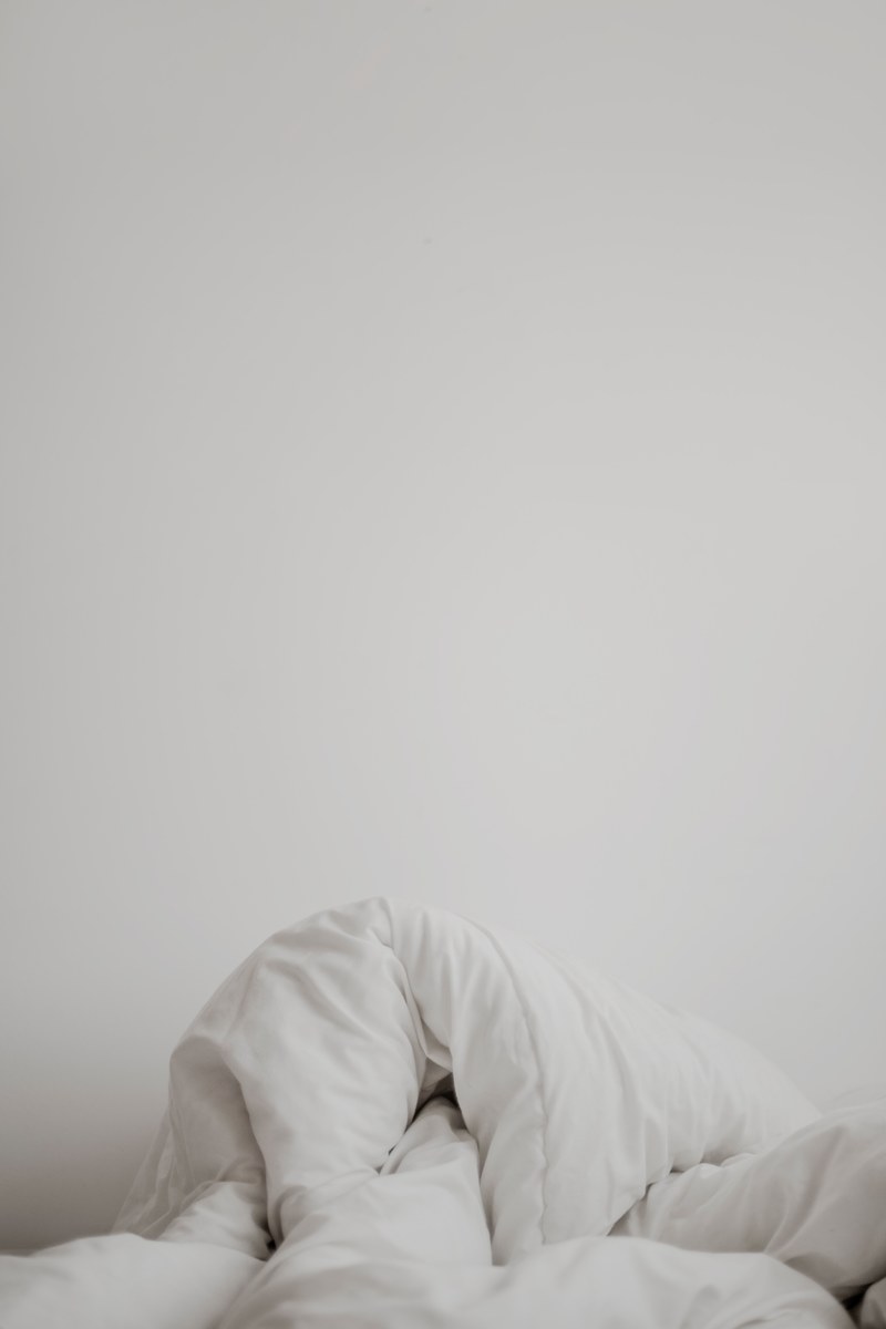 messed up white blankets against a white wall, _minimal 4k