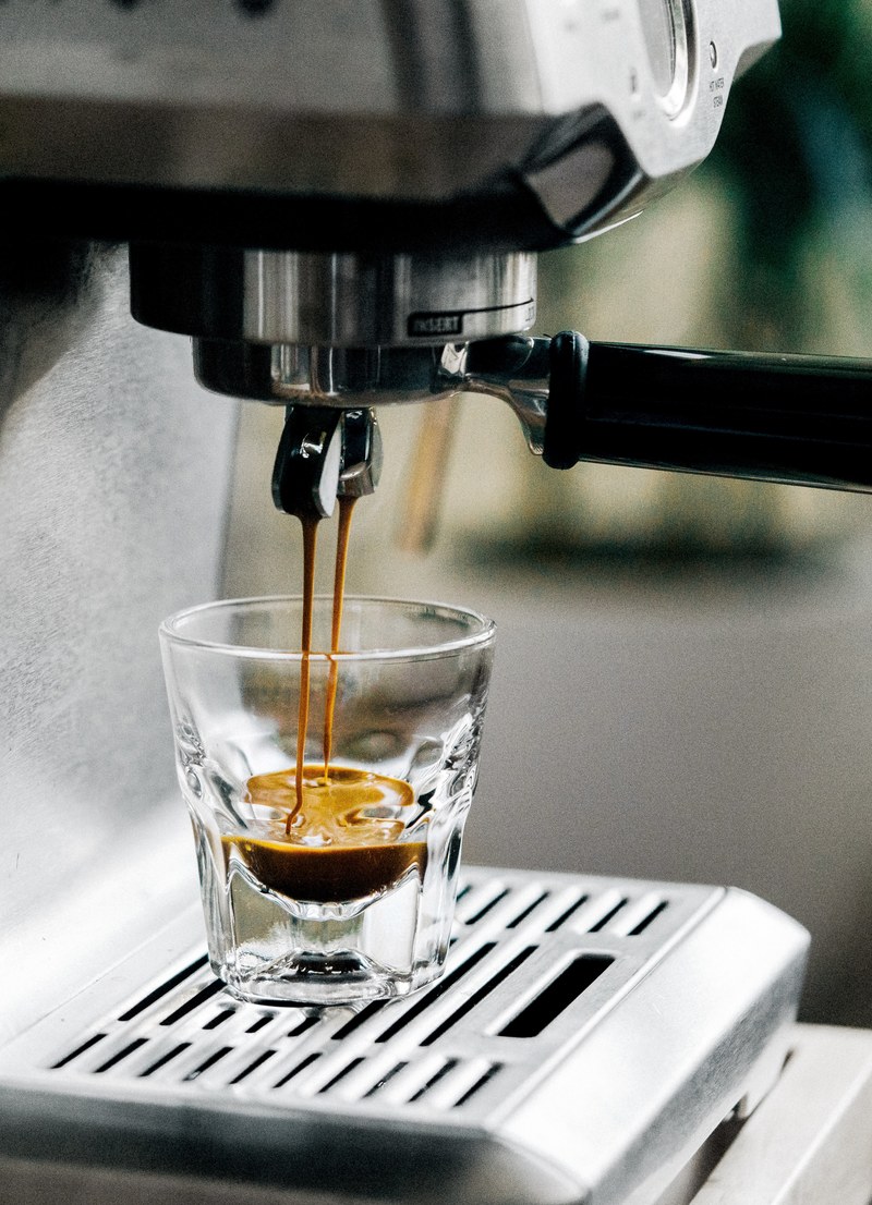 espresso brewing into a shot glass, espress clear shot glass 4k