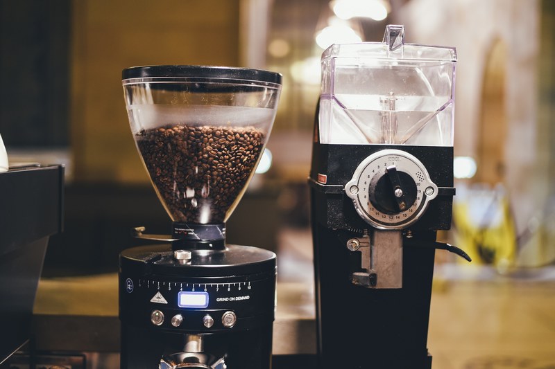 coffee machine grinding coffee beans to make coffee in coffee shop, coffee machine grinding beans 4k