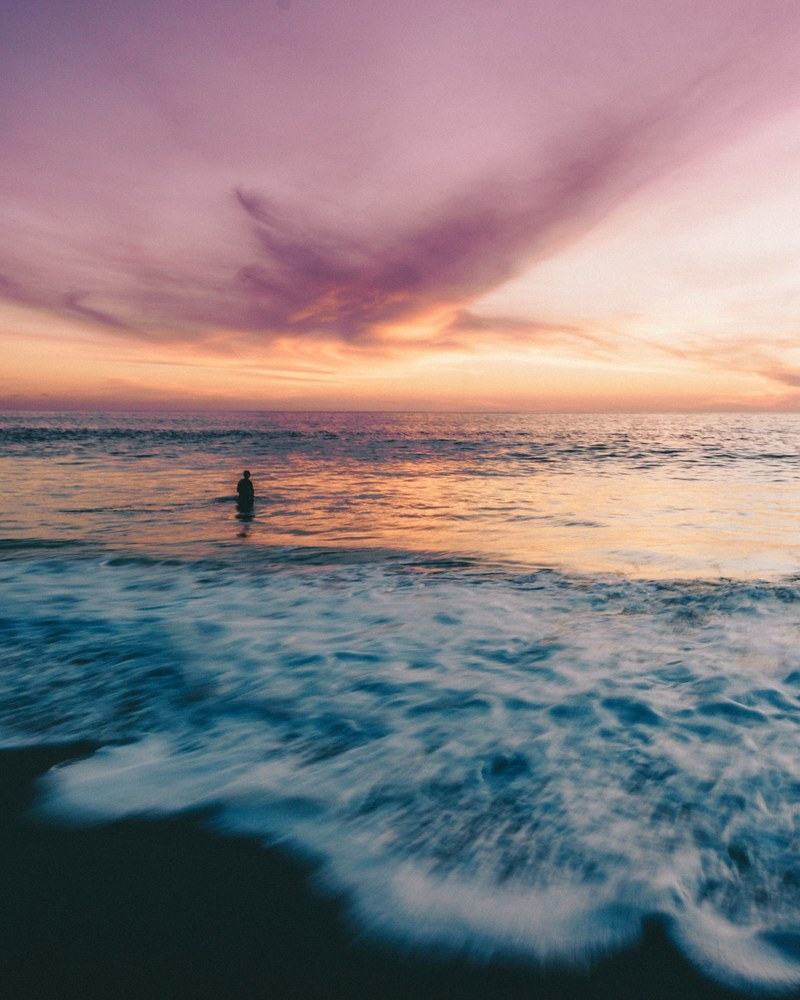 standing on waves 4k