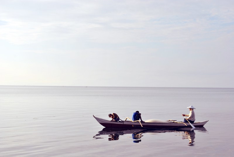 two kids and a woman on a canoe in the sea in merida, merida canoe 4k