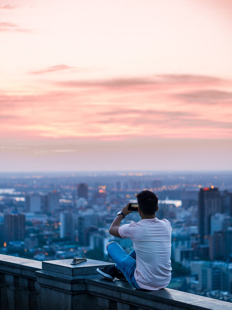a male photographer taking a picture of the city skyline, _man capturing skyline 4k