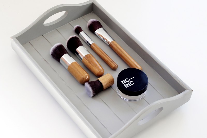 make up brushes on a small wooden tray, make up brushes 4k