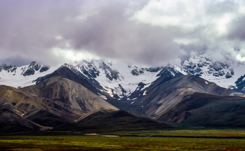 heavy clouds hover over a snow topped mountain range, mountain cloud snow and mountain range 4k