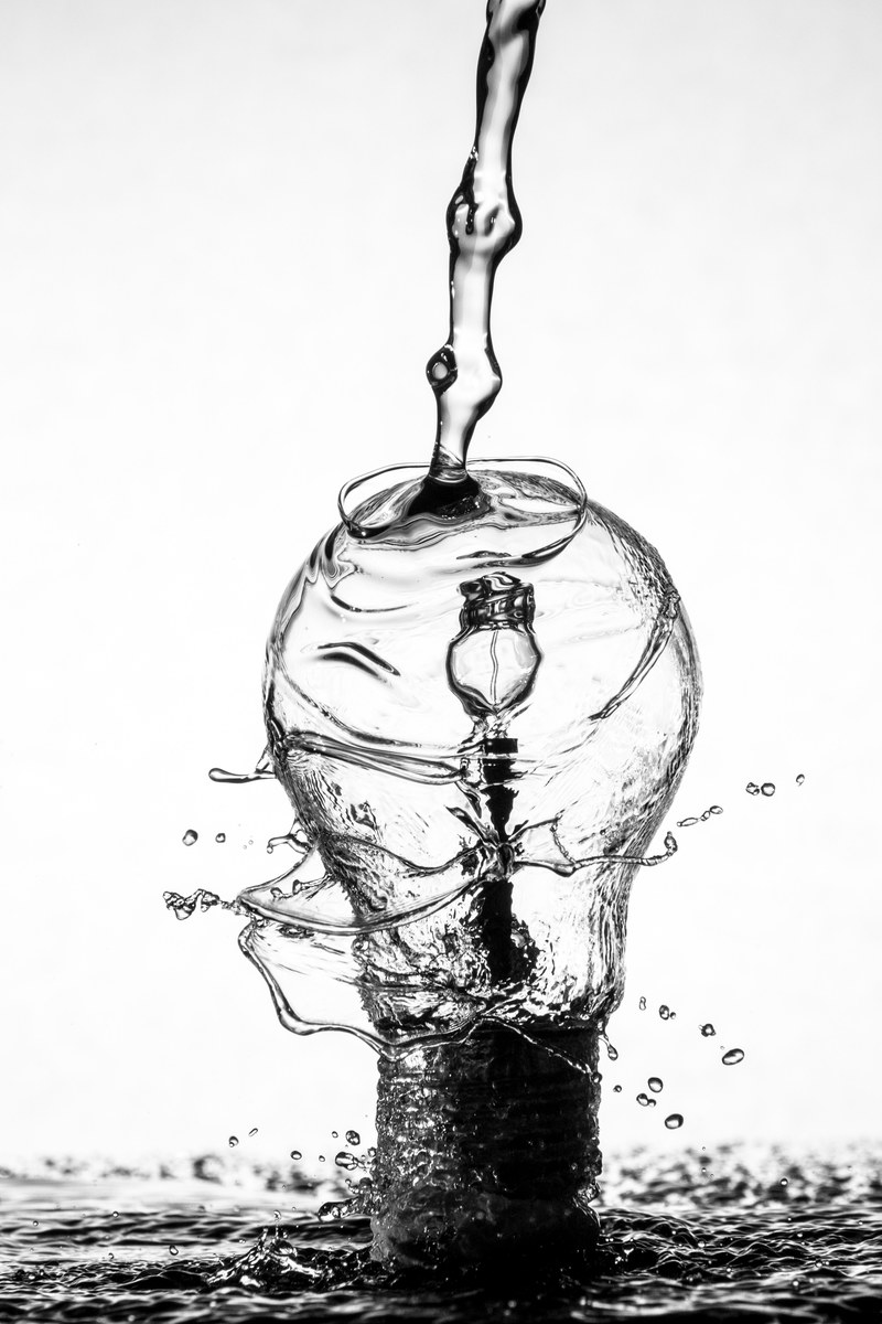 water splashing against a lightbulb, water lightbulb 4k
