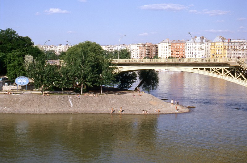 margaret bridge over the danube budapest 4k