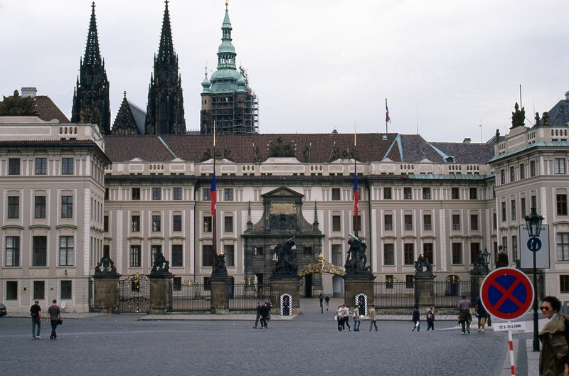 entrance to prague castle 4k