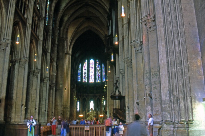 interior of chartres cathedral 4k