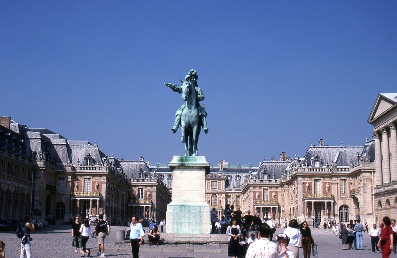 statue of king louis xiv at versailles 4k