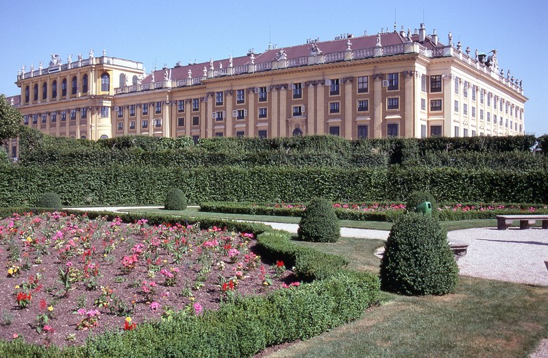 schloss schonbrunn gardens vienna 4k