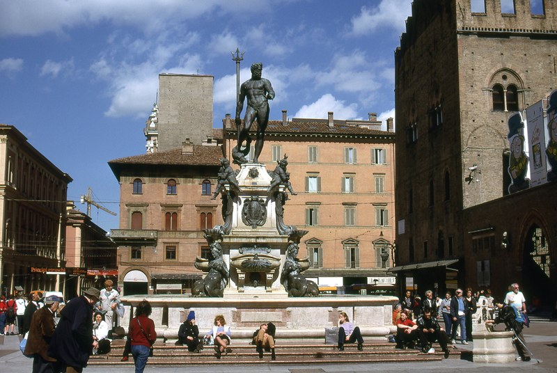 piazza maggiore in bologna 4k