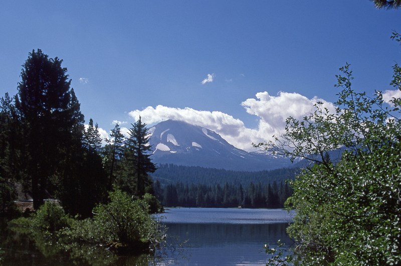 manzanita lake with lassen peak 4k