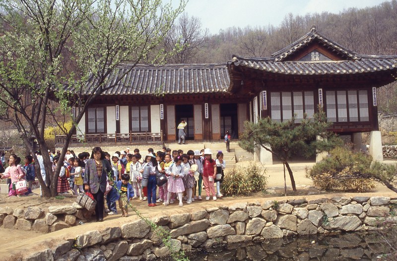 korean folk village visitors 4k