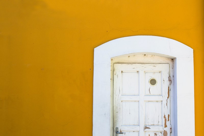 a while door with chipping paint, _white door 4k