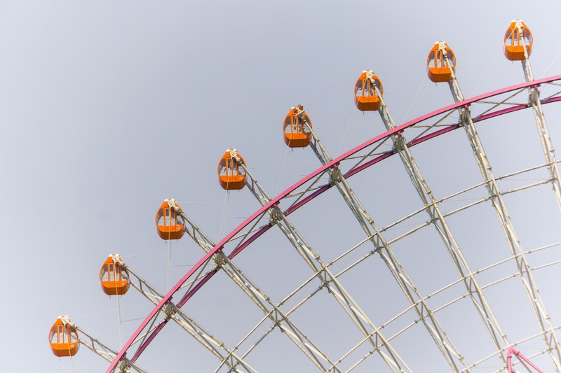 the top of tempozan ferris wheel against a blue sky, tempozan ferris wheel 4k