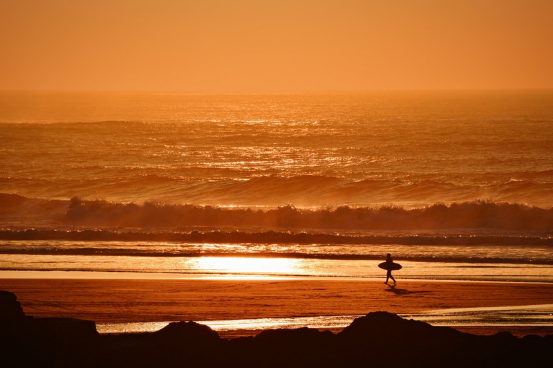 surfer walking down the perranporth sand beach at sunset, surfer 4k