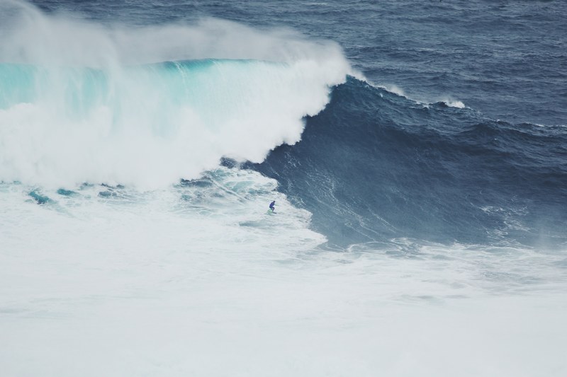 crashing waves in the blue sea at nazar, the crashing waves 4k