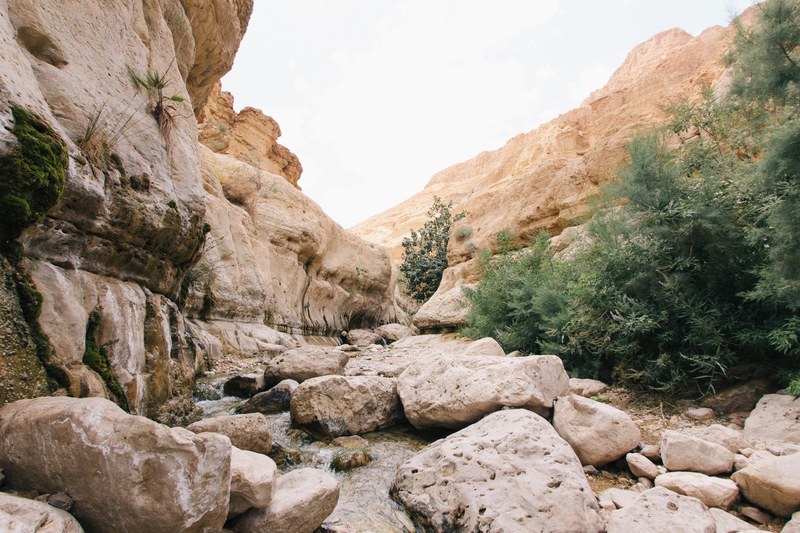 boulders and rocks in the valley of a dry desert, desert boulders 4k