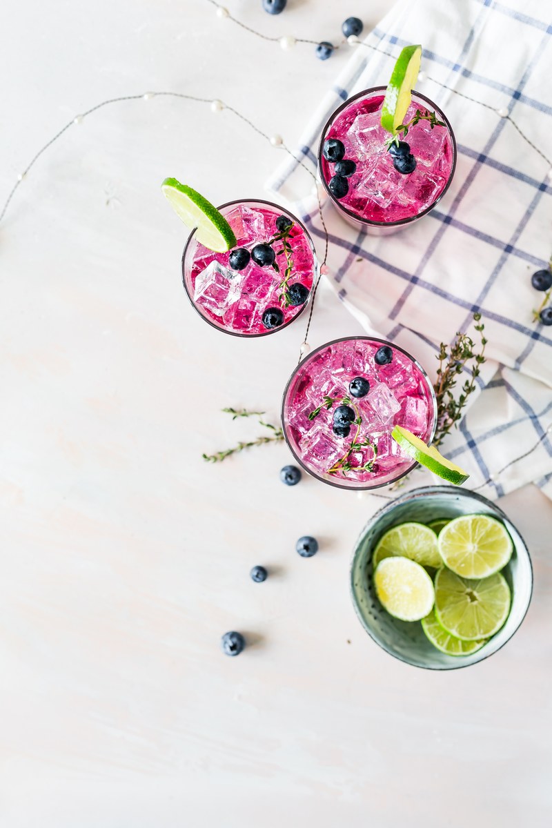 fruity drinks with limes on top, _happy hour 4k