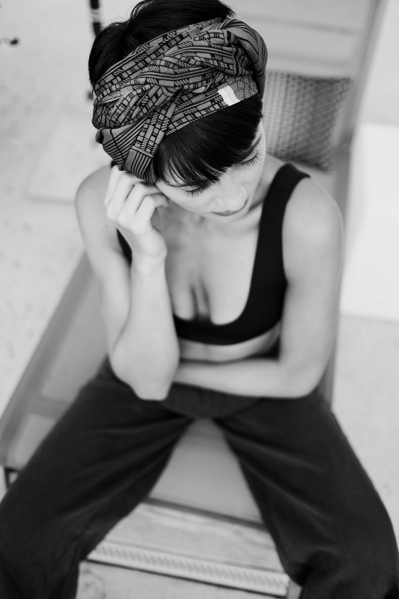 a woman sitting down, _sitting woman 4k