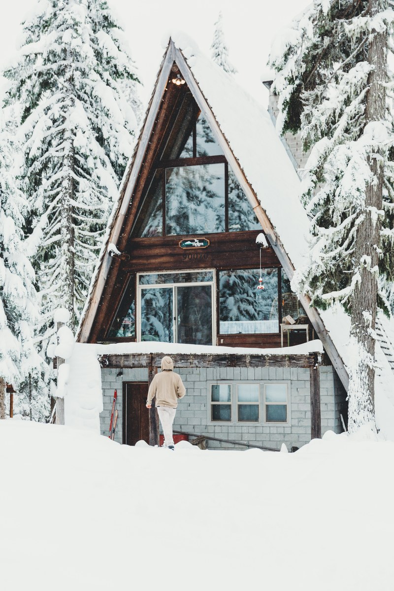 a cabin near mount hood 4k