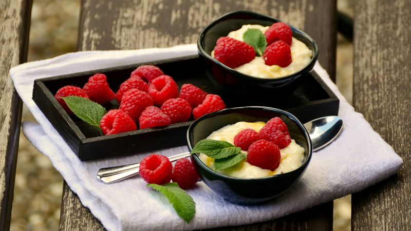 raspberries, berries, cream, dessert, 4k