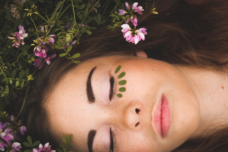 a woman lying on the ground with her eyes closed wearing makeup under her eyes, _laying down ground 4k