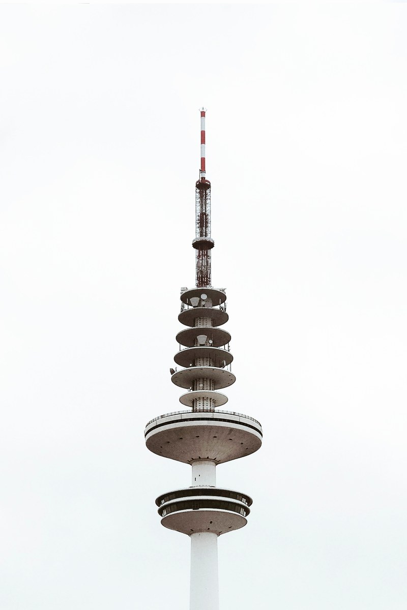 the tip of a communications tower in hamburg against a white sky, hamburg 4k