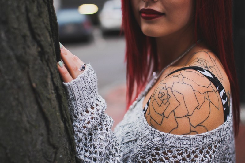 trendy young woman shows off shoulder tattoo, shoulder tattoo 4k