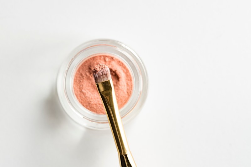brush dipped in make up, makeup brush 4k