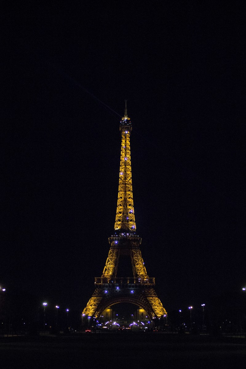 a complete view of the eiffel tower illuminated at night in paris, eiffel tower at night 4k
