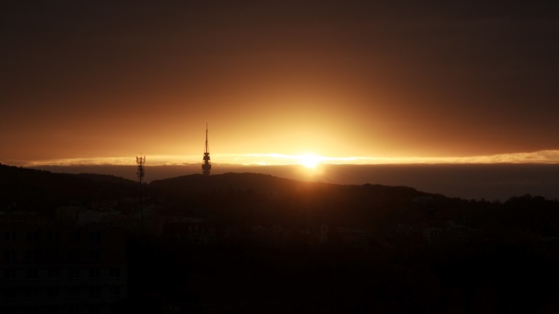 and the sky was split 4k