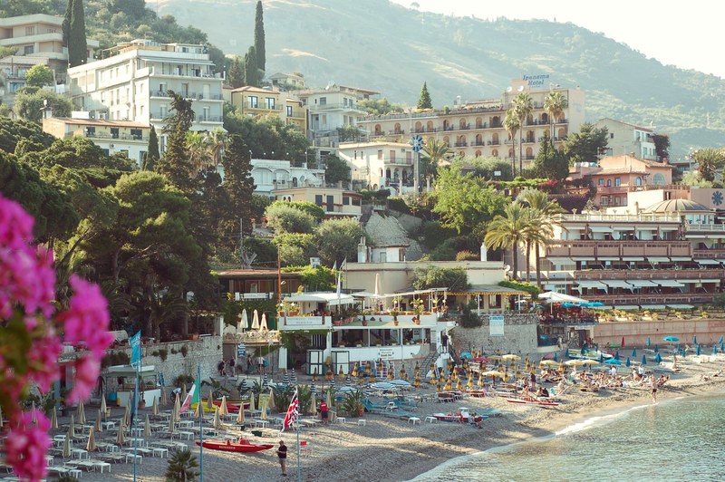 a quaint mediterranean town on a hill by the sea, hilltop town by the sea 4k
