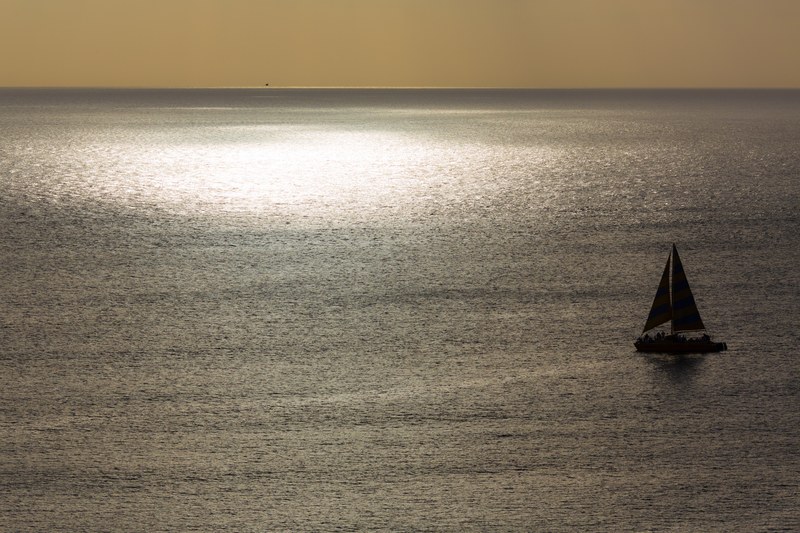 seascape view of the ocean with a boat at waikiki beach, waikiki sunset sail 4k