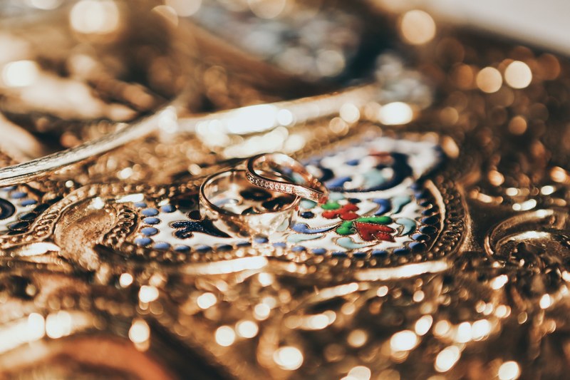 a blurry shot of two rings on golden ornaments, two gold rings 4k