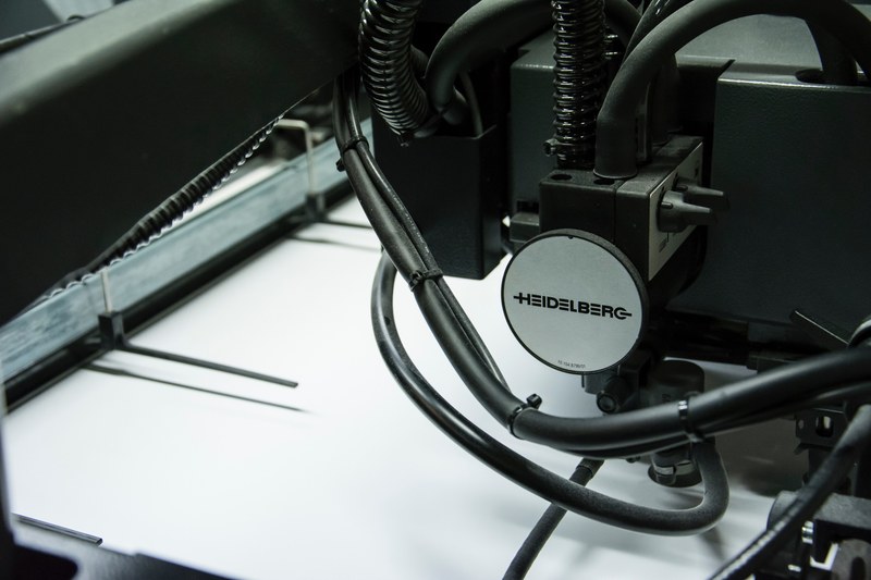 heidelberg machine printing on some paper, modern printing press 4k