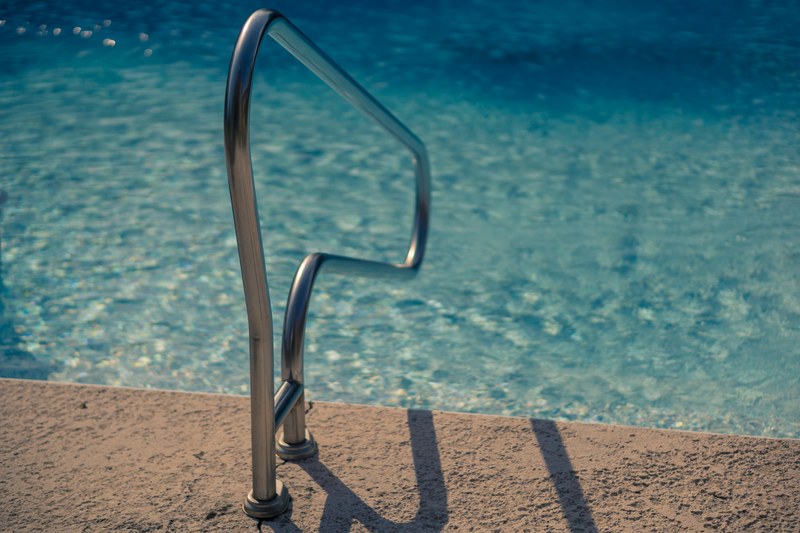 hanging out by the pool 4k