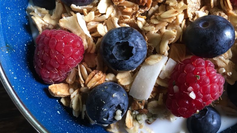 cereal, granola, blueberries, raspberries, milk, 4k